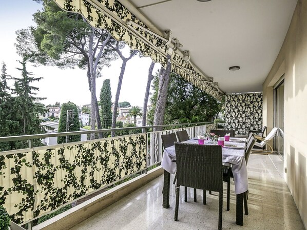Propriété, Bâtiment, Plante, Décoration, Ombre, Arbre, Design Intérieur, Architecture, Clôture, Maison