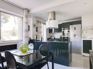 Table, Bâtiment, Cabinetry, Propriété, Meubles, Comptoir, Fenêtre, Chaise, Cuisine, Design Intérieur