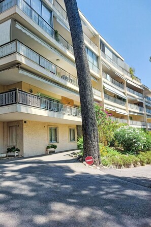Bâtiment, Plante, Fenêtre, Ciel, Design Urbain, Bloc Tour, Condominium, Quartier, Zone Résidentielle, Maison