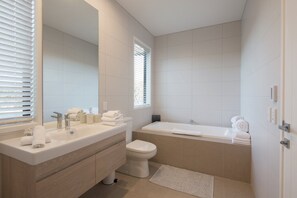 Three Peaks luxury villa by MajorDomo - bathroom