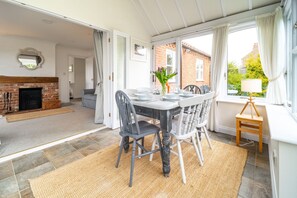 Brambles, Brancaster Staithe: Light, bright dining/garden room with sitting room beyond