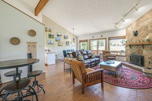 Main Living Area | Free WiFi (600 Mbps) | Smart TV | Central Heating