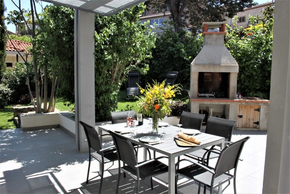 Repas sur la terrasse 1, à l'ombre du auvent.