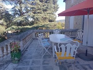 grande terrasse, vue sur les grands cèdres et la campagne
