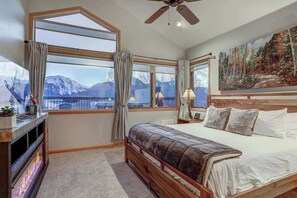 A splendid view of the Rockies while relaxing in the king size bed + an electric fireplace and full-ensuite bathroom
