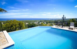 Our villa offers a pool with majestic views of the ocean and the city. Spend your time swimming, admiring surrounding nature and enjoy the moment!