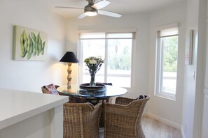 From the warm wood flooring to the stylish vases, this dinning space is all about comfort and charm.