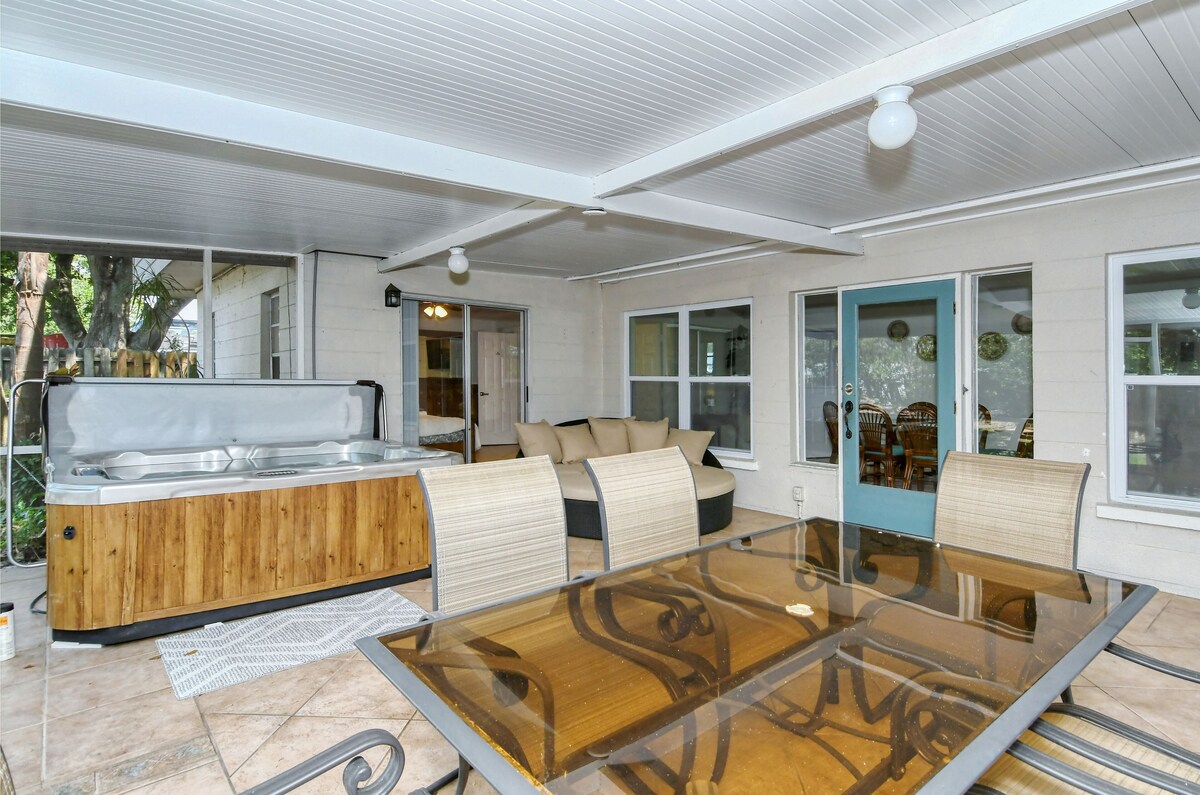 Walk to Beach, Restaurants, Shopping – Hot ❤ Tub!