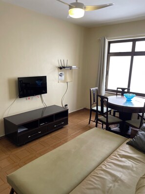 Sala independente com sofá/bicama, ventilador de teto, Smartv 32", blackout