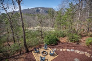 Beautiful Mountain View and Fire Pit in Backyard.