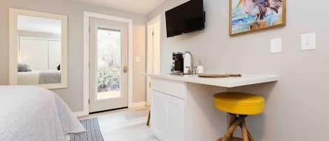 #StayinMyDistrict Hyde Park Hip & Modern King Studio Suite. Live large in this cozy and private suite with modern amenities and fully stocked kitchenette. Private entrance and windows help create a bright and warm space! #bookdirect #stayinmydistrict