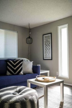#StayinMyDistrict #bookdirect #StayInMyDistrictVancouver #StayInMyDisctricy Vancouver Near Shopping & Dining