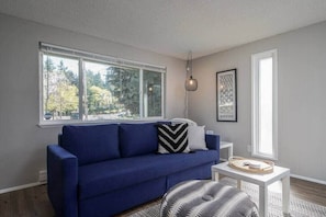 #StayinMyDistrict #bookdirect #StayInMyDistrictVancouver #StayInMyDisctricy Vancouver Near Shopping & Dining