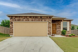 Beautiful Home Close to Randolph Air Force Base