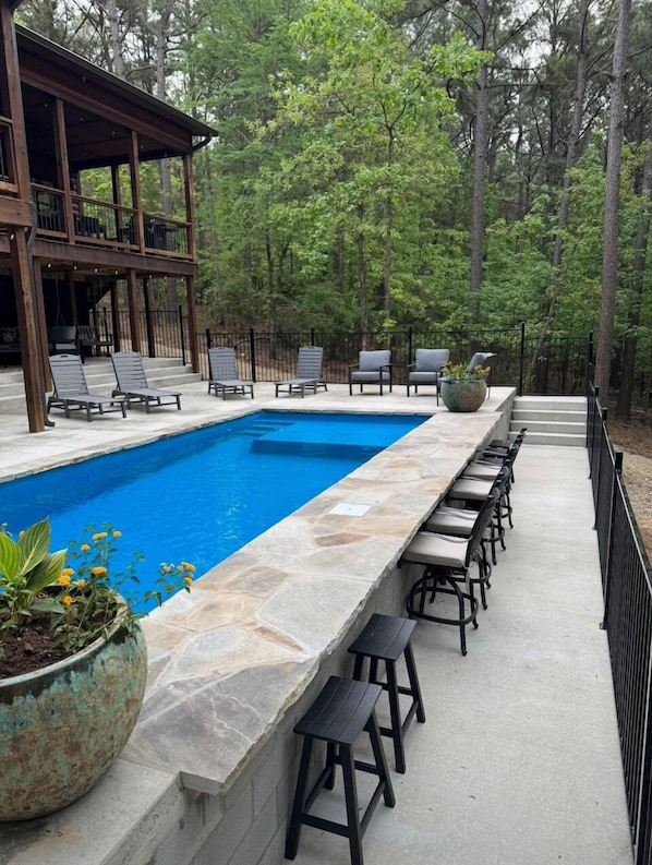 A bar at the pool? Yes please!