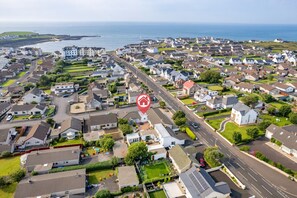 The house is localed 200m from the sea.