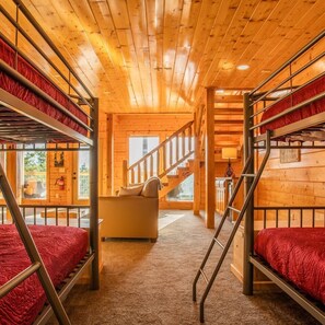 Bottom Level: 4 bunkbeds