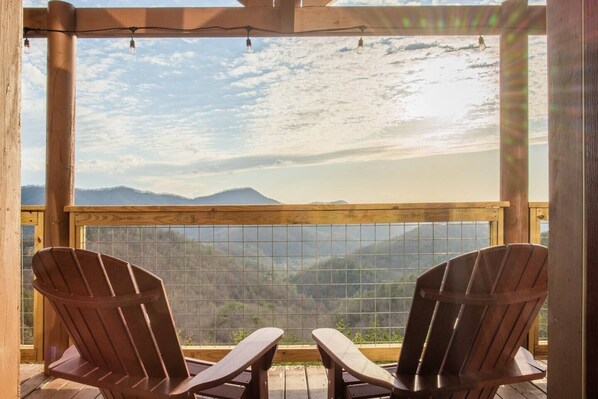 Unbeatable view from all 3 decks looking right at the mountains for 50 miles+!