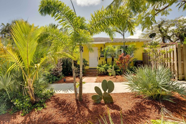 West Palm Beach Vacation Rental | 1BR | 1BA | Steps Required | 720 Sq Ft