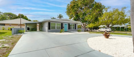 Venice Vacation Rental | 3BR | 2BA | 1 Step Required for Access | 1,300 Sq Ft