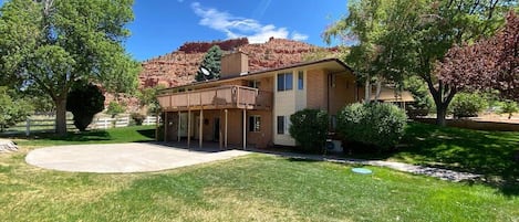 Looking for stunning views & plenty of space? Step into Red Canyon Ranch, your scenic retreat in Kanab! This home boasts 6 bedrooms & sleeps 14, all on 8.5 beautiful acres.
