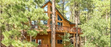 Luxury Mountain Lodge high in the Ponderosa Pines!