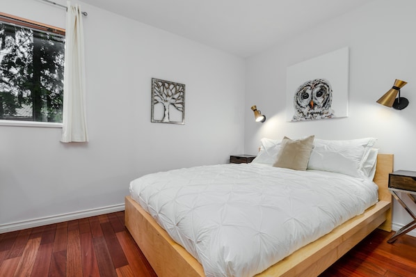 Bedroom - Queen-size bed with crisp and comfortable bedding, rustic decor, local Whistler art.
