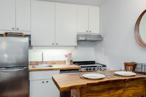 Kitchen - Beautiful bar with comfortable leather seating to enjoy a glass of wine while your spouse cooks!