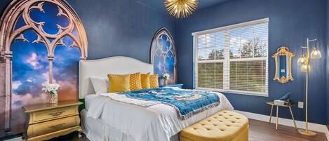 House Ravenclaw Suite - Master bedroom with King size bed