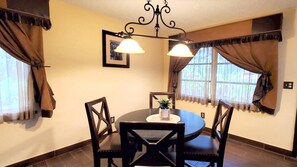 Spacious River Ranch Private COTTAGE with private porch!  401 (920)
