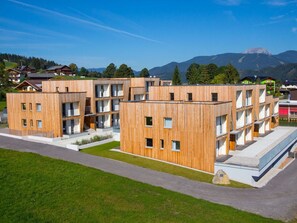 Himmel, Gebäude, Wolke, Fenster, Pflanze, Baum, Grundstueck, Urban Design, Holz, Gras