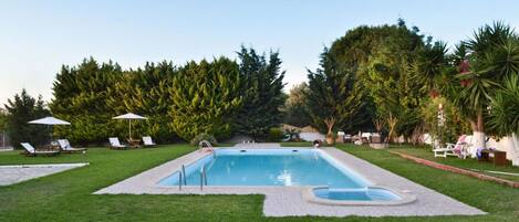 Piscina privada con jacuzzi en el jardín