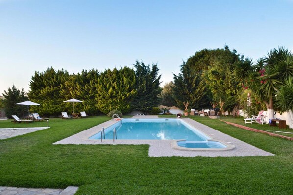 Piscina privada con jacuzzi en el jardín