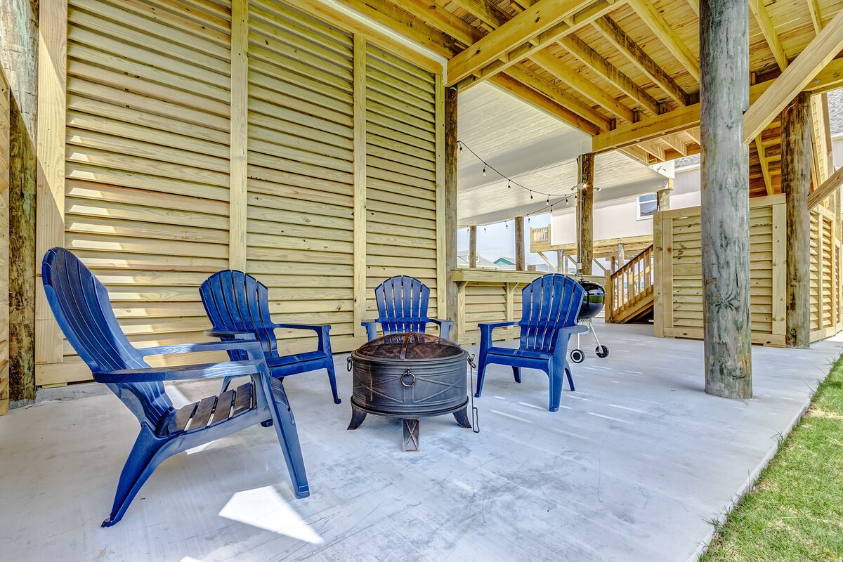 Livin’ Lobster – New, Near Beach  , Sleeps 8, Pet Friendly ,  Central Location