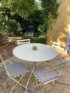 Coin repas à l’ombre du mûrier