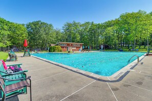 Outdoor Community Pool (Seasonal)
