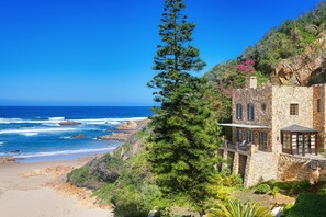 Vista frontal de la propiedad