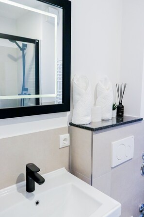 Waschbecken mit WC und Spiegel