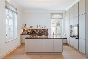 Küchenbereich mit Backofen und Weinkühlschrank