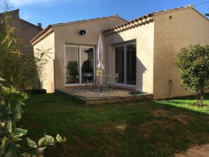 Extérieur avec terrasse + coin jardin + 2 parasols +  coin transats.