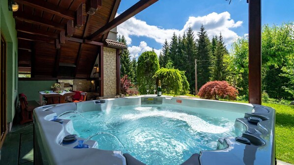 Outdoor spa tub