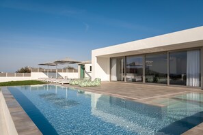 Pool surrounding that stimulate the senses. 