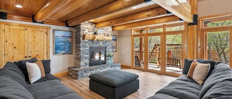 Papa Bear Lodge-Main Floor Family Room w/Fireplace