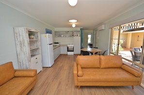 Lounge,dining & kitcen - Kalbarri Accommodation Service