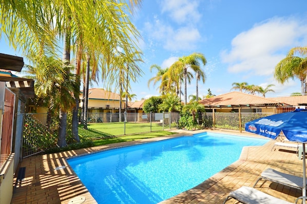 Kalbarri Garden Apartment 10 - Kalbarri Accommodation Service - Communal grounds and pool