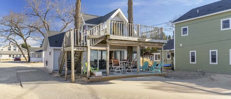 Cozy Beach Cottage w/ Amazing Lake Views, Beach Access and near Downtown and Popular Area Attractions