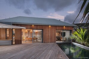 By Night: Modern and chic outdoor lightings.