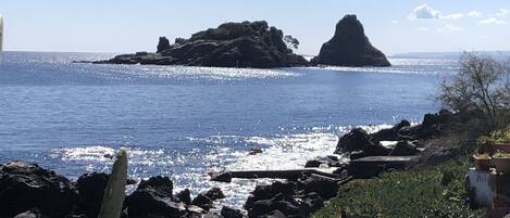 Meravigliosa 
Vista sotto casa dei faraglioni, a dieci minuti a piedi. 