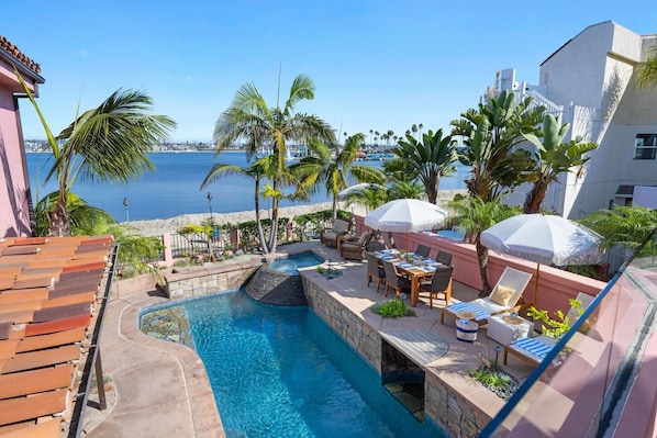 Rare find - Bayfront pool and spa!