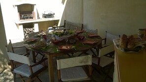 Pool-house et barbecue bois